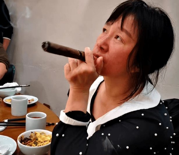 "三月是乱世里的盛世"余秀华自爆孤独抽雪茄,网友:妙笔生辉_感情_女人