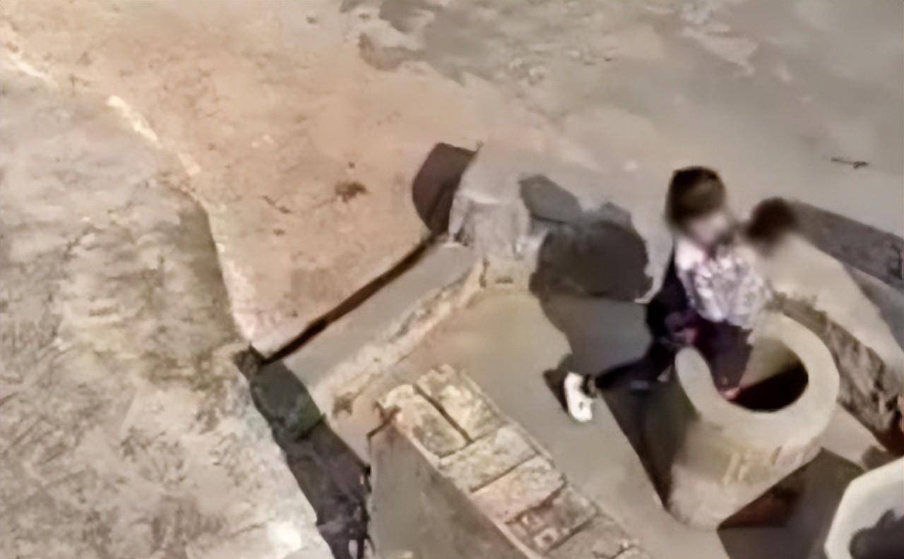 原创            扔男童进水井的女孩7岁，刑法改到12岁也没辙，儿童犯事不容忽视（小男孩掉入深井的电影名字）