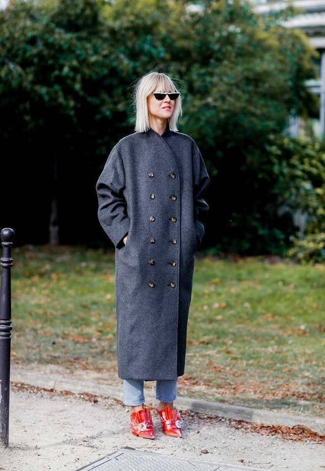 一,oversize风格外套搭配look1:oversize短款皮衣外套 黑色高领时尚衣