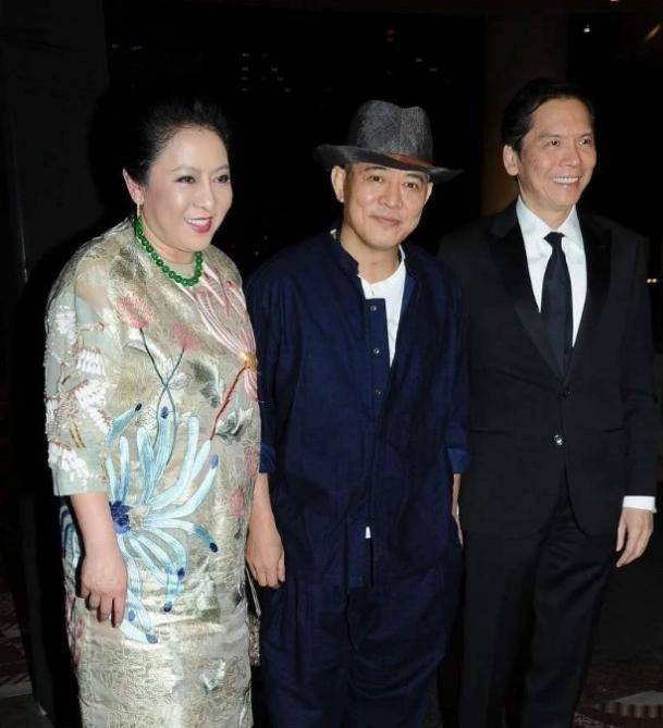 向太不愧是"富婆",穿蕾丝衬衫戴八颗珍珠项链,谁能更显高贵_陈岚_气质