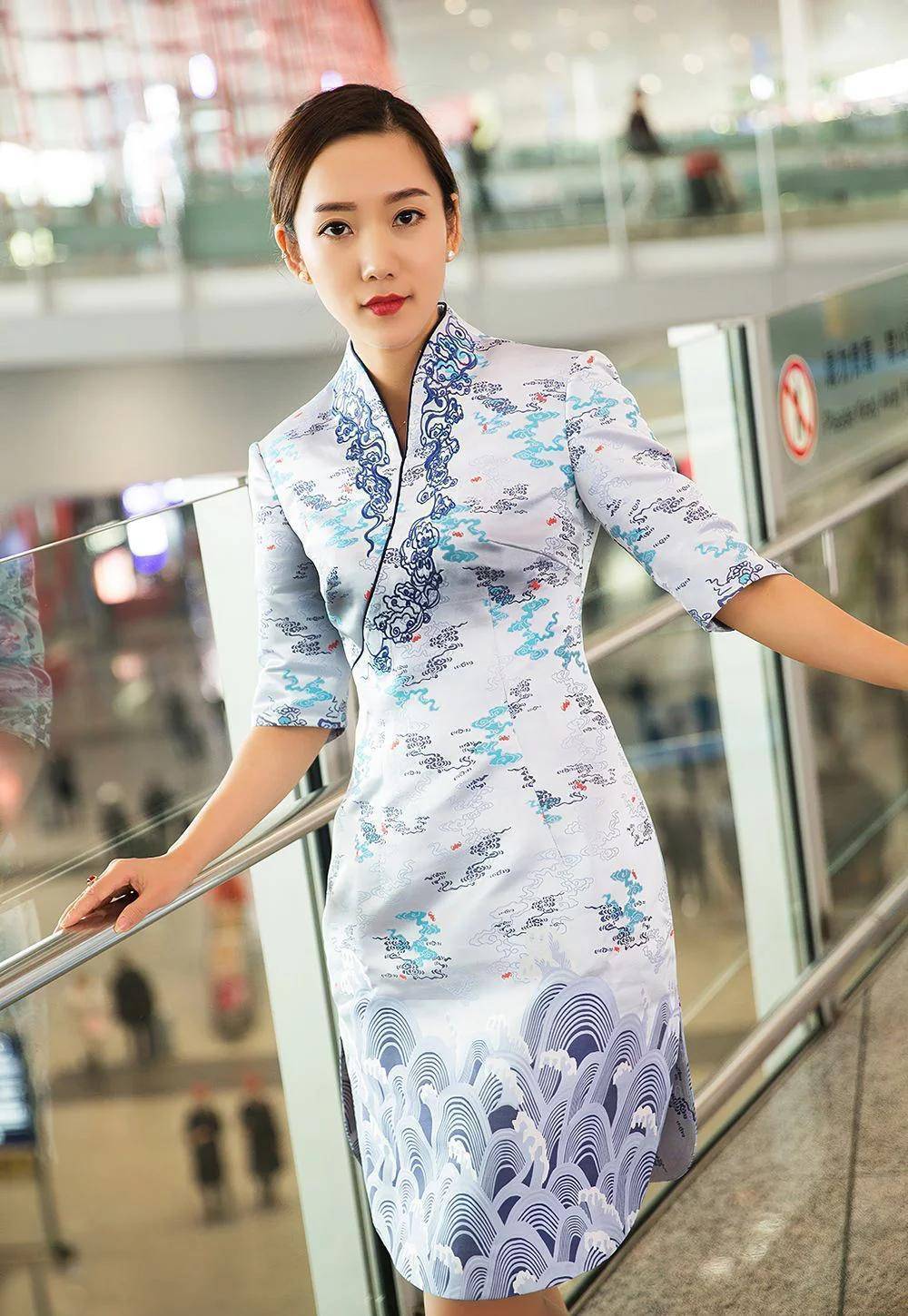 温婉优雅的美女空姐,一身素色旗袍式制服显得复古又优雅_航空公司