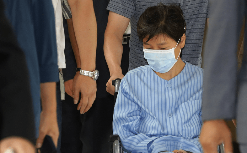 朴槿惠回乡养老之后,几乎闭门不出,就连粉丝为她举办的71岁生日会都没