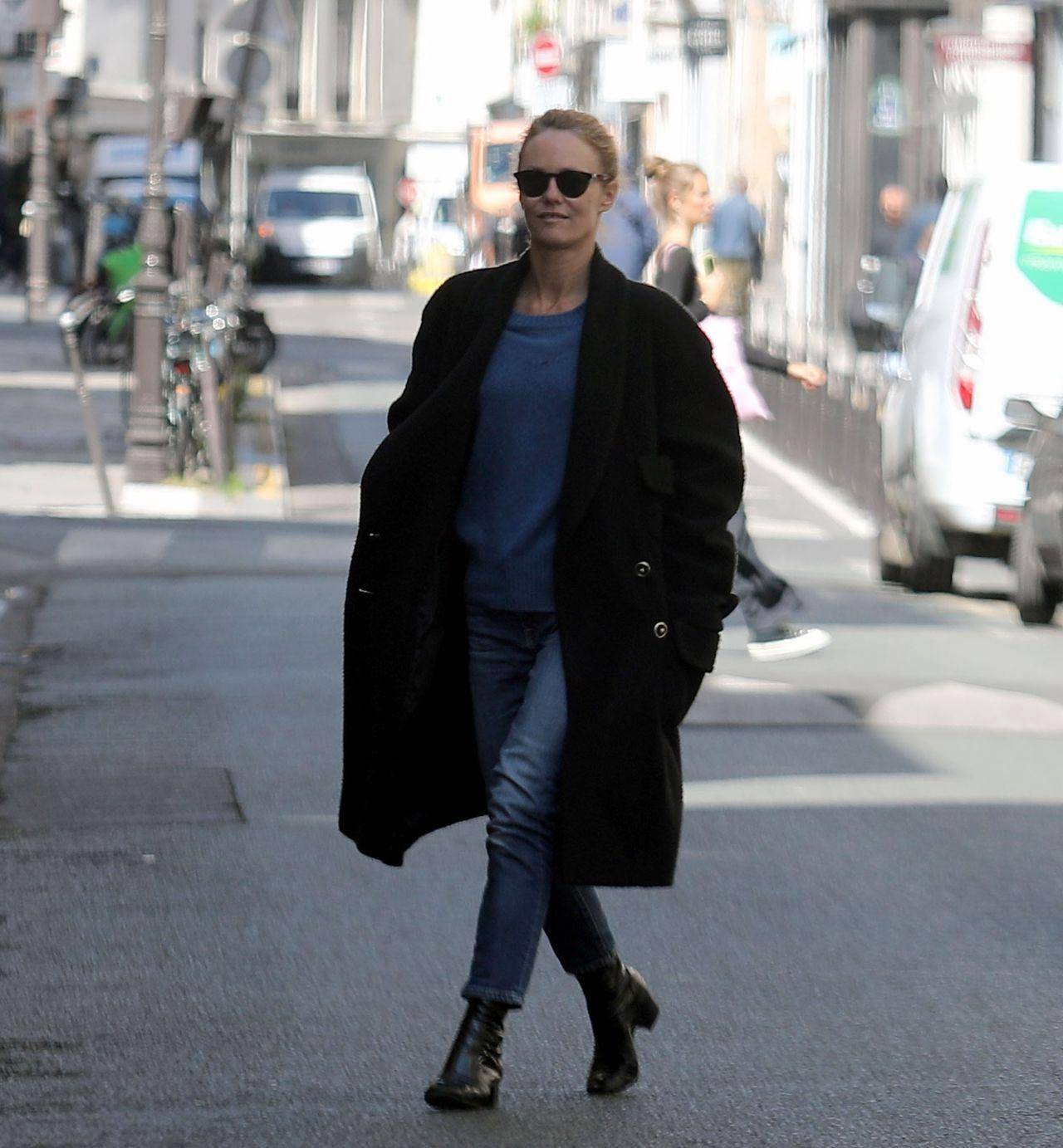 国外女星凡妮莎·帕拉迪丝(vanessa paradis)在巴黎街头国外超模 伊万