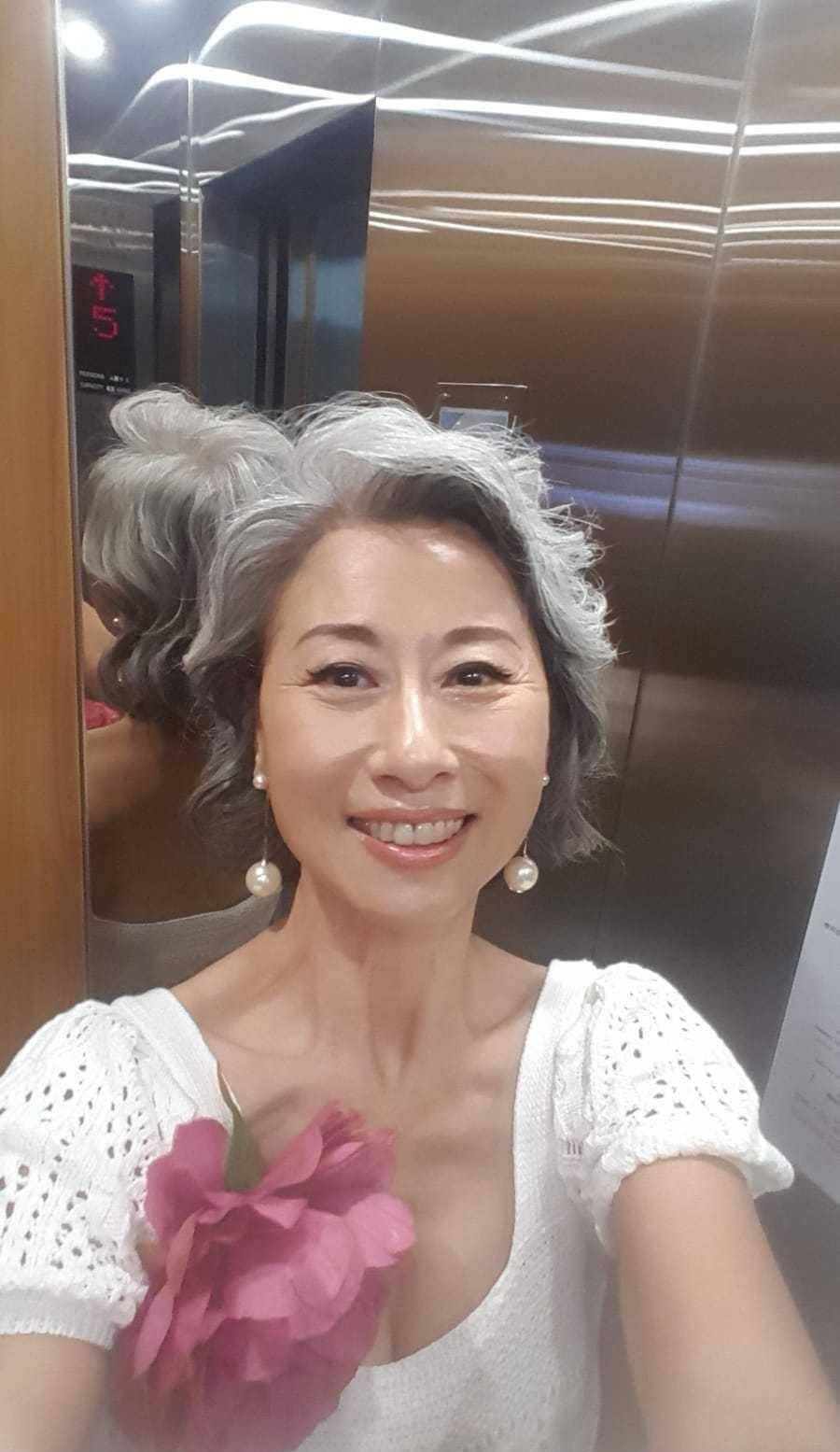 叶倩文庆祝60岁生日,晒满头白发满脸皱纹纯素颜照:真正的样子_生活