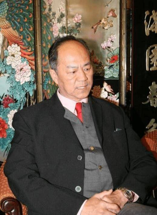 画中的狄龙虽然年纪大了,但身材依然十分挺拔,相貌堂堂.