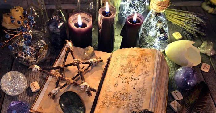 算命的工具有很多种,有乌龟,扑克牌,塔罗牌,水晶球,花环,六线等等