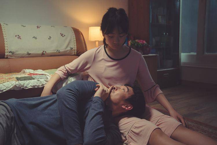 继父垂涎女儿8年,生母视若无睹酿成悲剧,《零下的风》值得深思_小夏