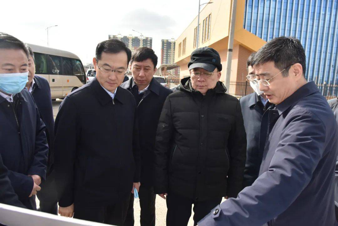 王文力来到桃山湖南岸月亮湾和经一路与金融街交叉口,实地察看了周边