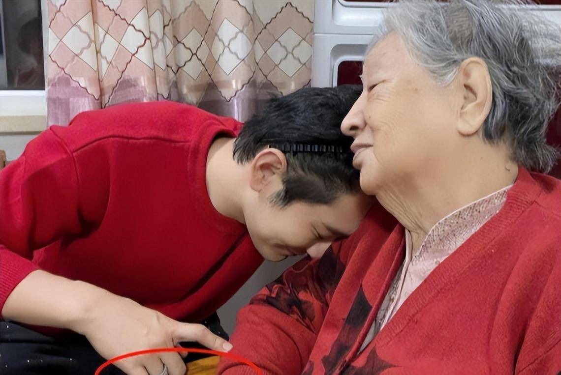 谁也没想到,离婚一年多后,45岁的黄晓明还是"败"给了杨颖_baby_珂珂