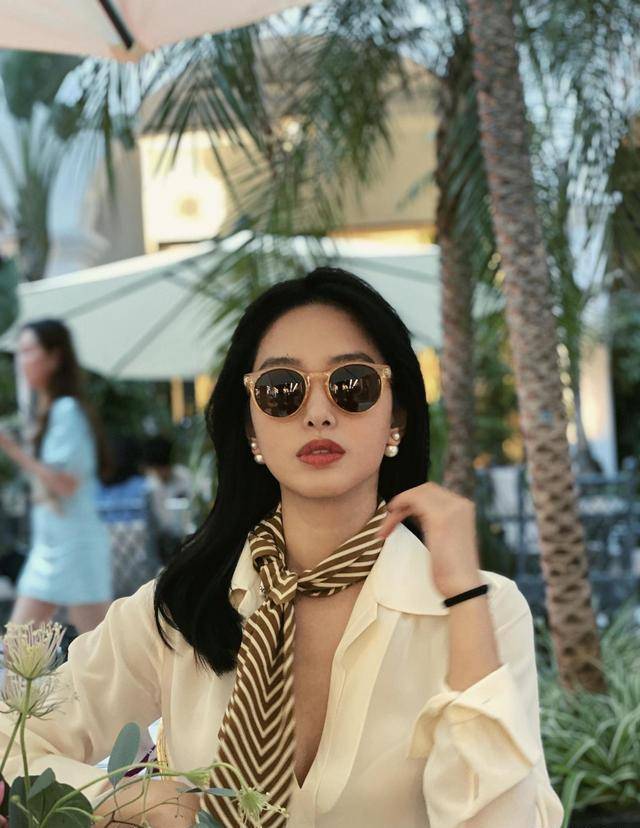 杨采钰换了法式风格后高级感大增,穿米白色衬衫绑条丝巾,美翻了