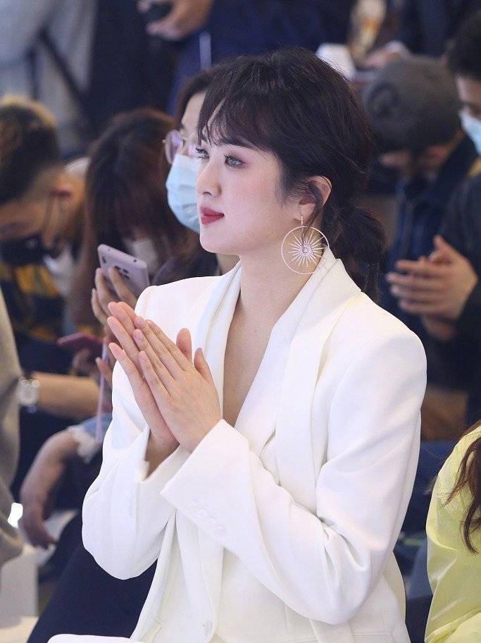 华为小公主"姚安娜"真美,出道后首次营业,一身白西装尽显时尚_造型