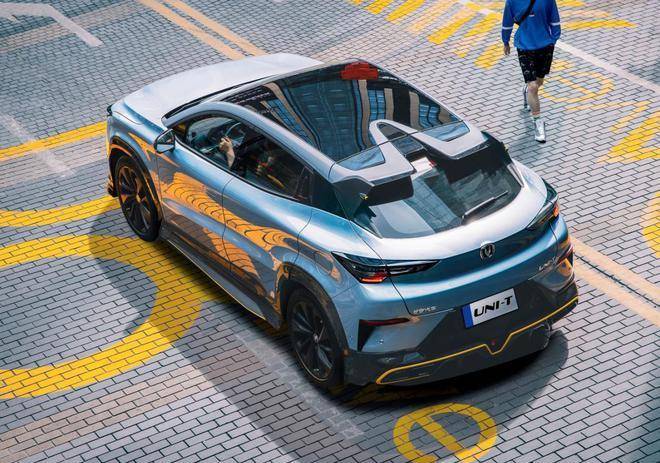 后门的把手隐藏在车窗尾部,跟本田缤智和丰田chr有着异曲同工之