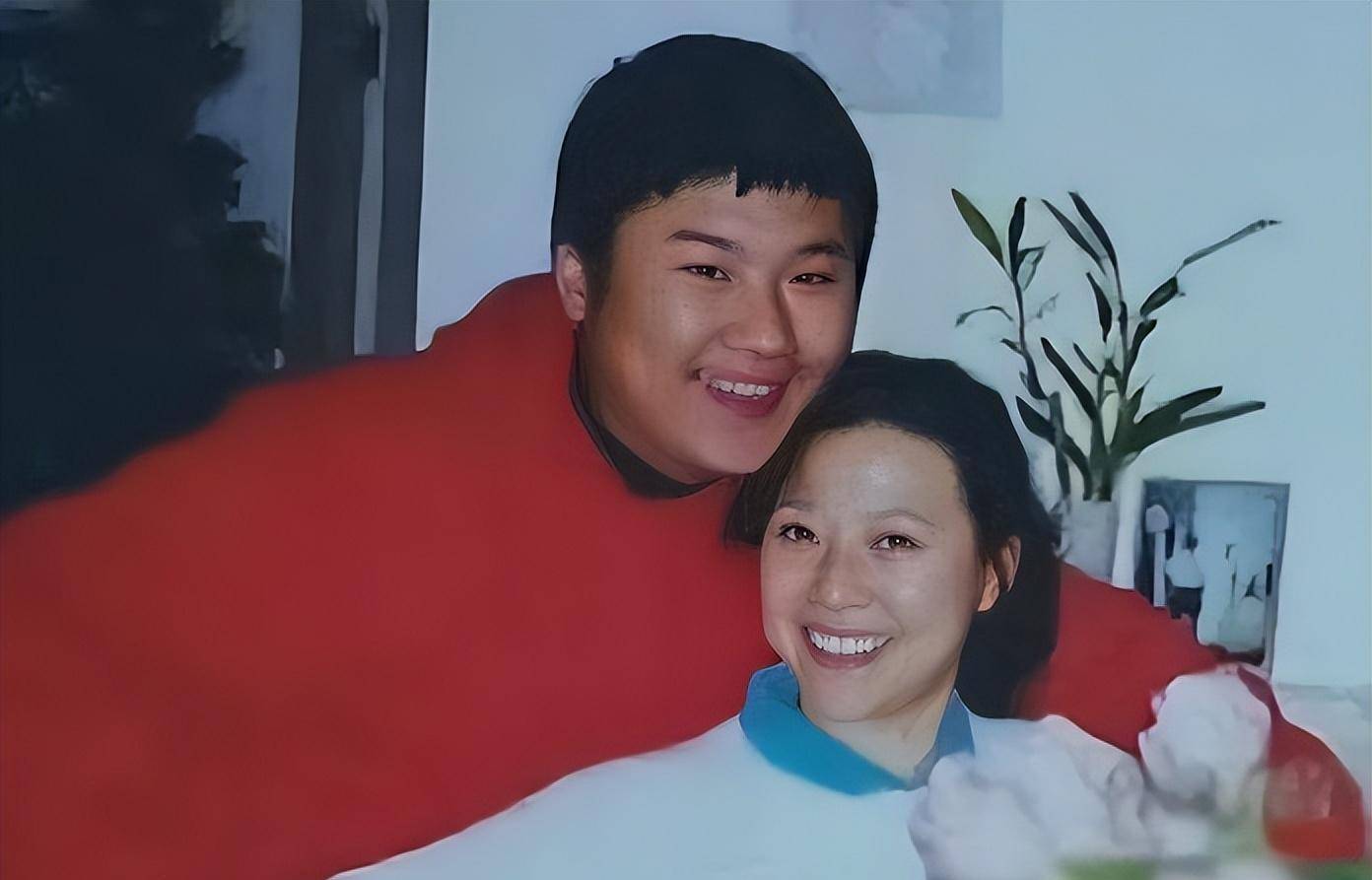 演员王骁:40岁走红,娶平凡妻子生一女,是母亲王馥荔的骄傲_父母_孩子