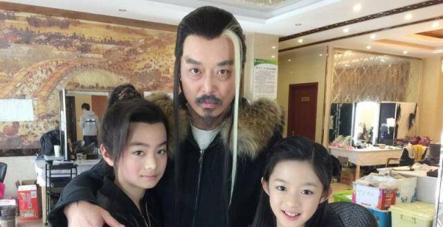 这位小演员本名黄杨钿甜,于2007年生于广东深圳,长相甜美,四岁接受