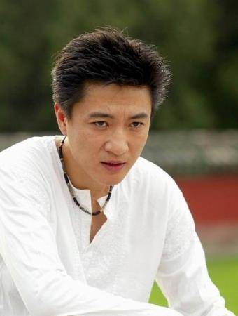 他是唯一拒绝过范冰冰的男人,娶护士为妻,还为女儿化身柔情老爸_韩青