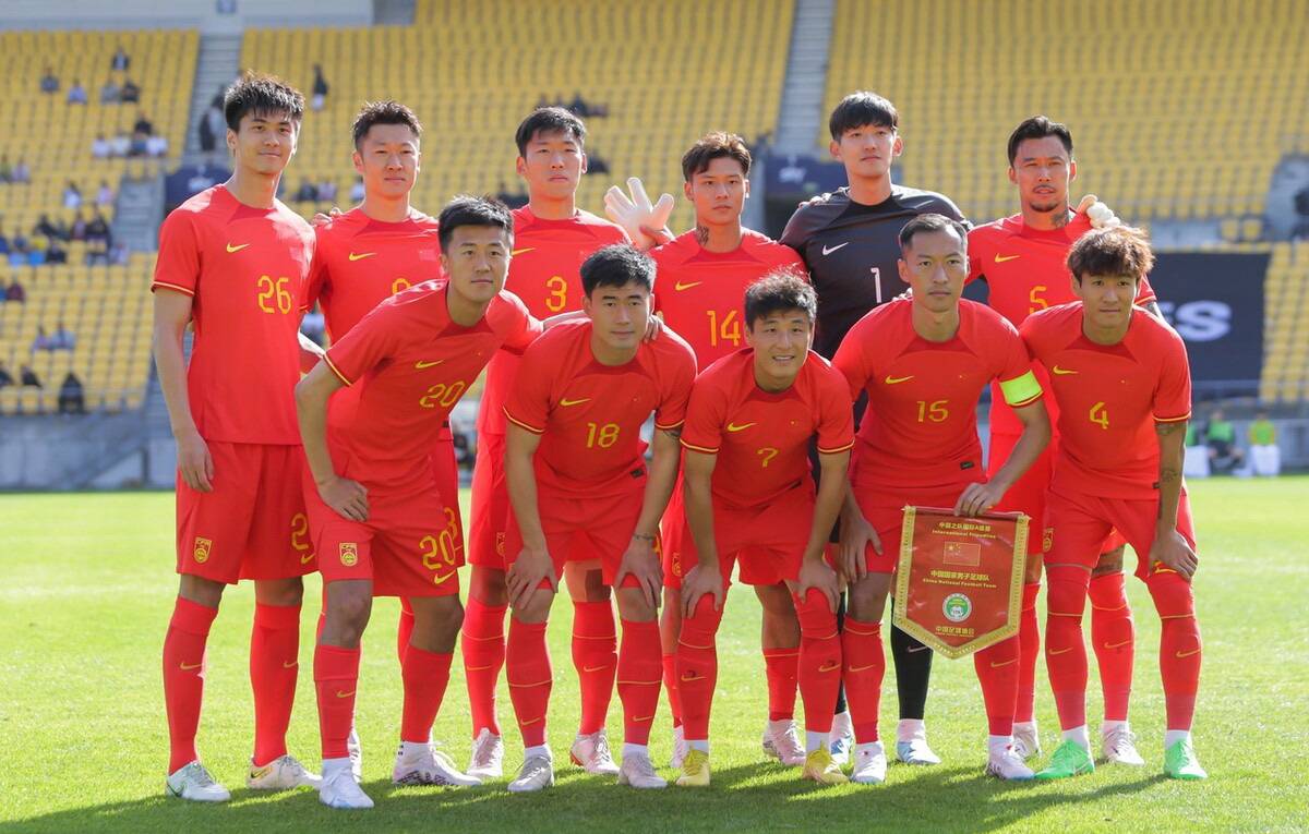 国足1-2新西兰比赛瞬间,武磊遗憾抱头,颜骏凌扑点!