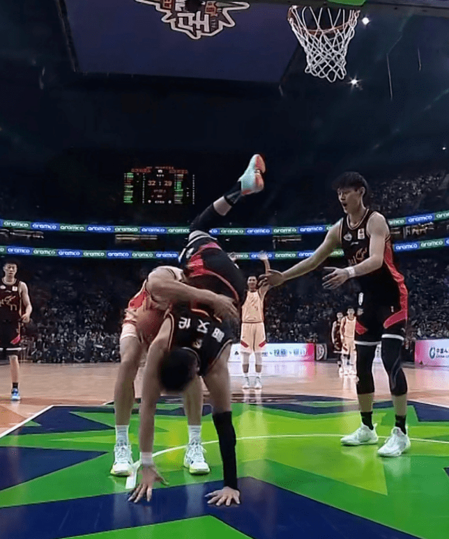 郭艾伦也是被晃飞,身体在空中完全失去平衡,上海队名宿亚布塞莱就和