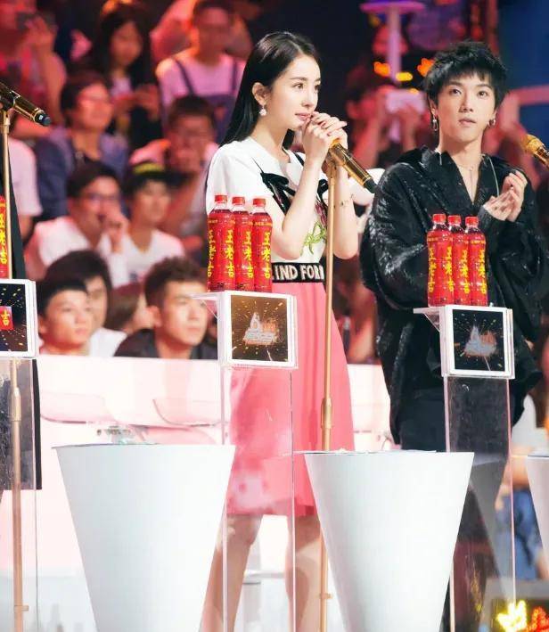 华晨宇和杨幂蜡像合影,为何明星还有自己的个人蜡像?_制造_时刻_方面
