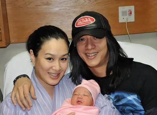 看到丈夫对女儿的疼爱,钟丽缇再次怀孕,并顺利生下了第三个女儿.