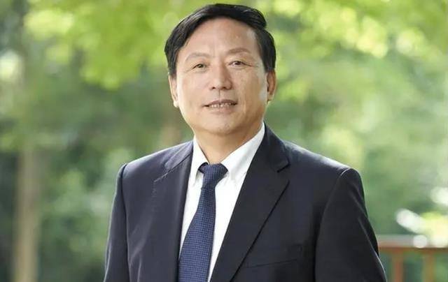 一家都是美国人,还在中国"捞金",年收入40亿,存款一百三十亿_刘修才