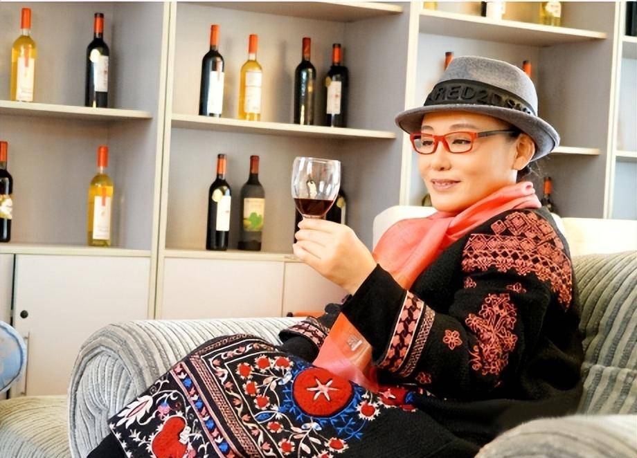 著名歌唱家胡晓晴:一场官司伤了她的心,67岁仍未婚,无儿无女_演出