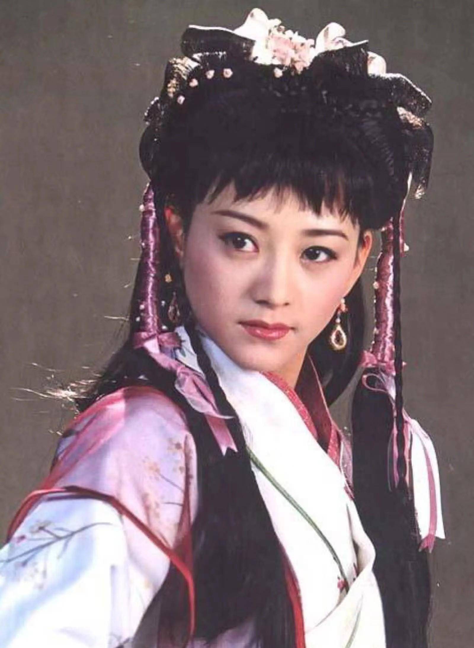 心有不甘的苗乙乙想再试一试演戏,于是在《金婚》中饰演大女儿燕妮