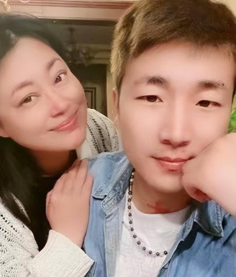 长相普通却爱情丰富的女星:丁嘉丽自曝背叛丈夫,李菁菁三婚三离_那英