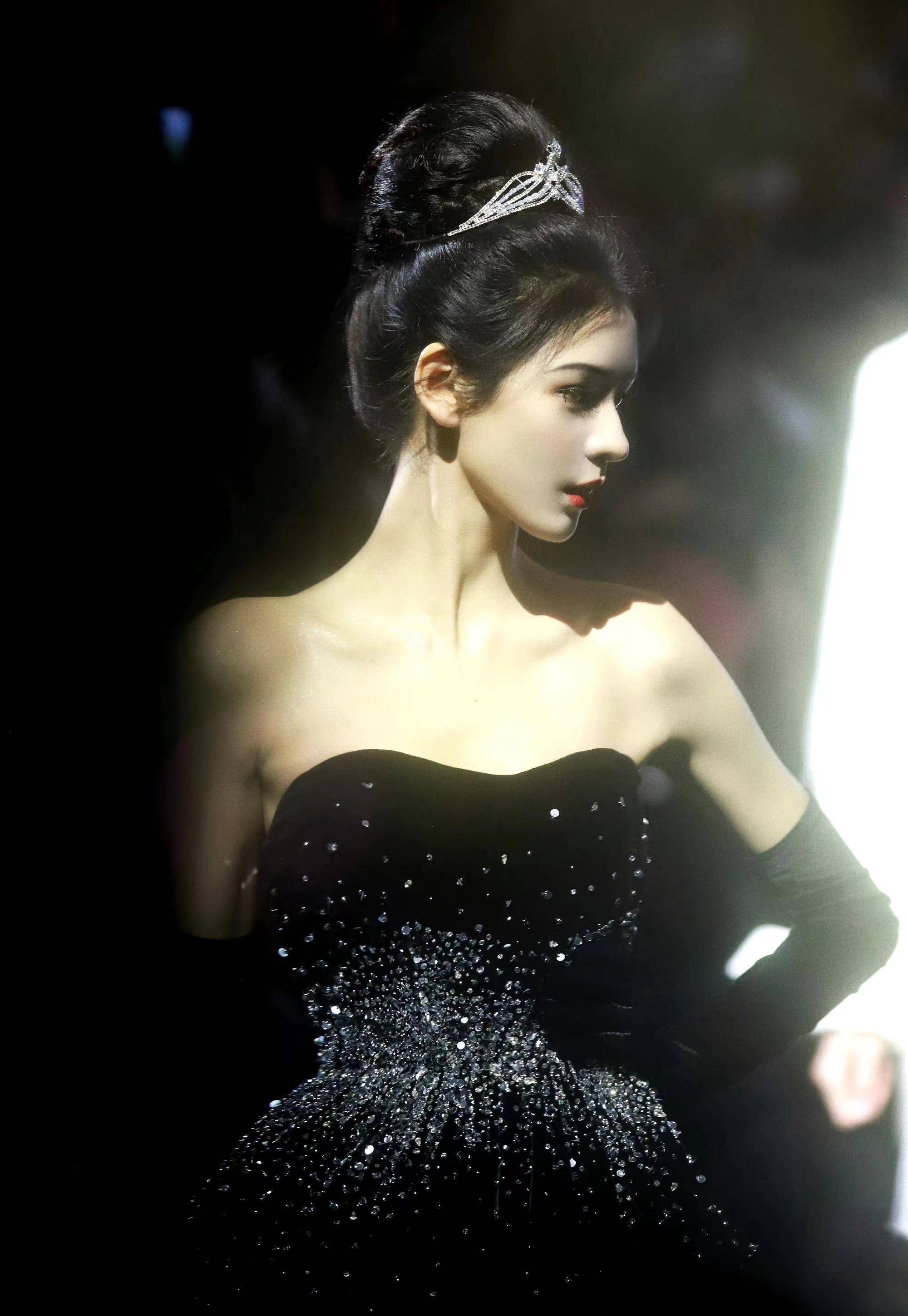 将发型装扮得更加精美,整个造型美得挑不出半点毛病,张予曦的五官十分