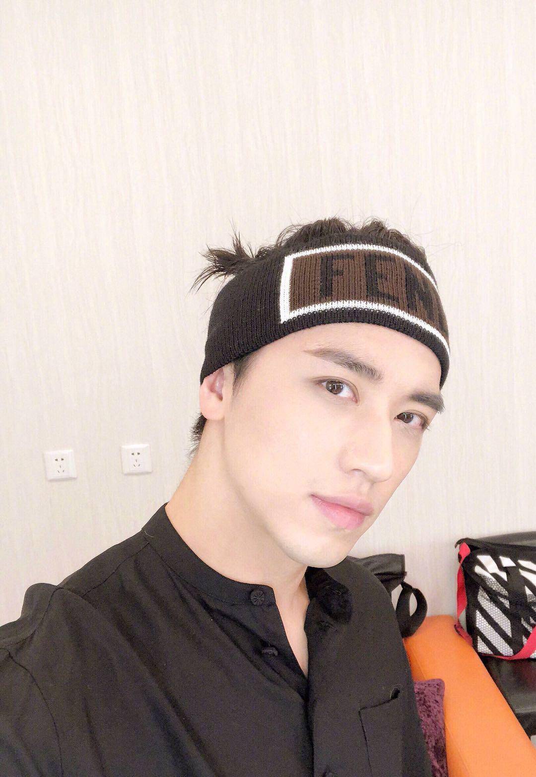 许魏洲护膝中发现针,粉丝集体要求工作人员道歉_问题_节目_留言