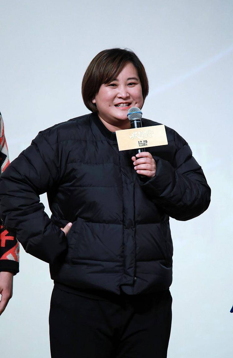 贾玲身材虽然富态,但"衣品"一点不含糊,休闲造型时髦又显利落_运动