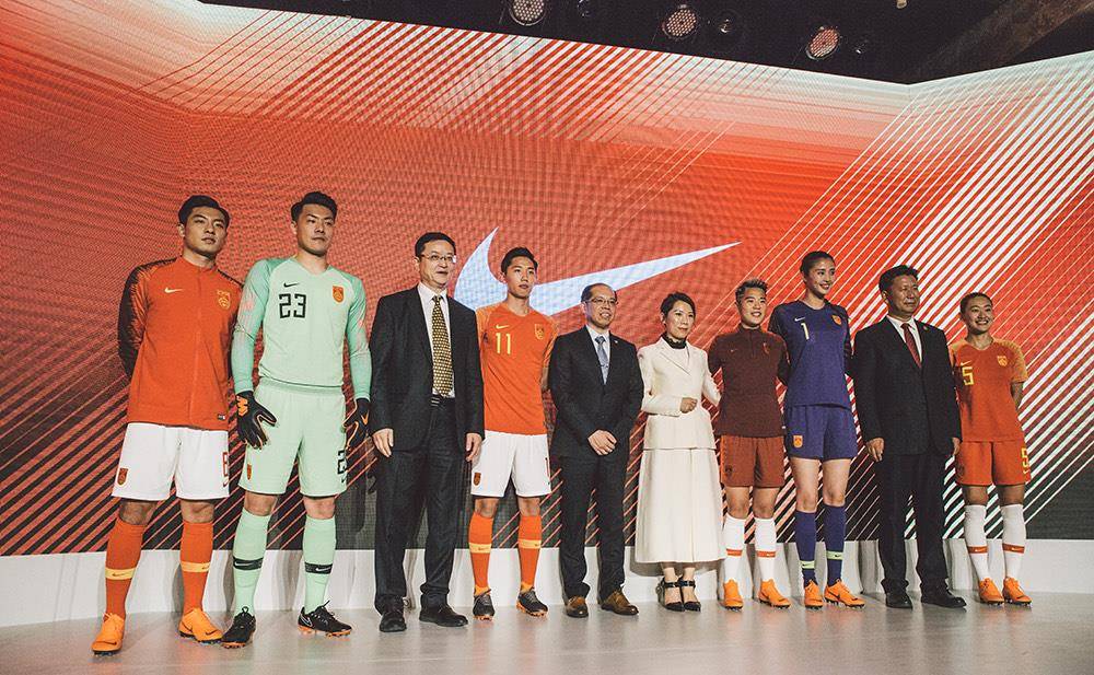 很多网友也开始喊话中国体坛:中国足协,中国篮协,你们还要和耐克合作