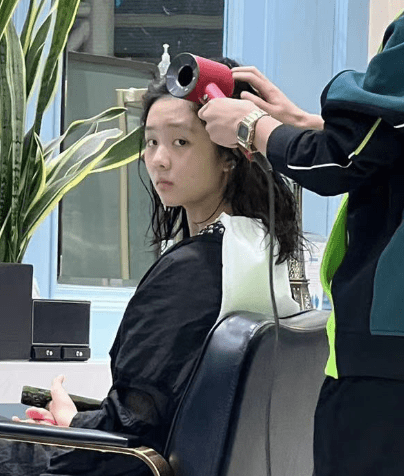 孙莉陪小女儿钢琴演出被偶遇 妹妹获专业乐团伴奏 气质出众像黄磊