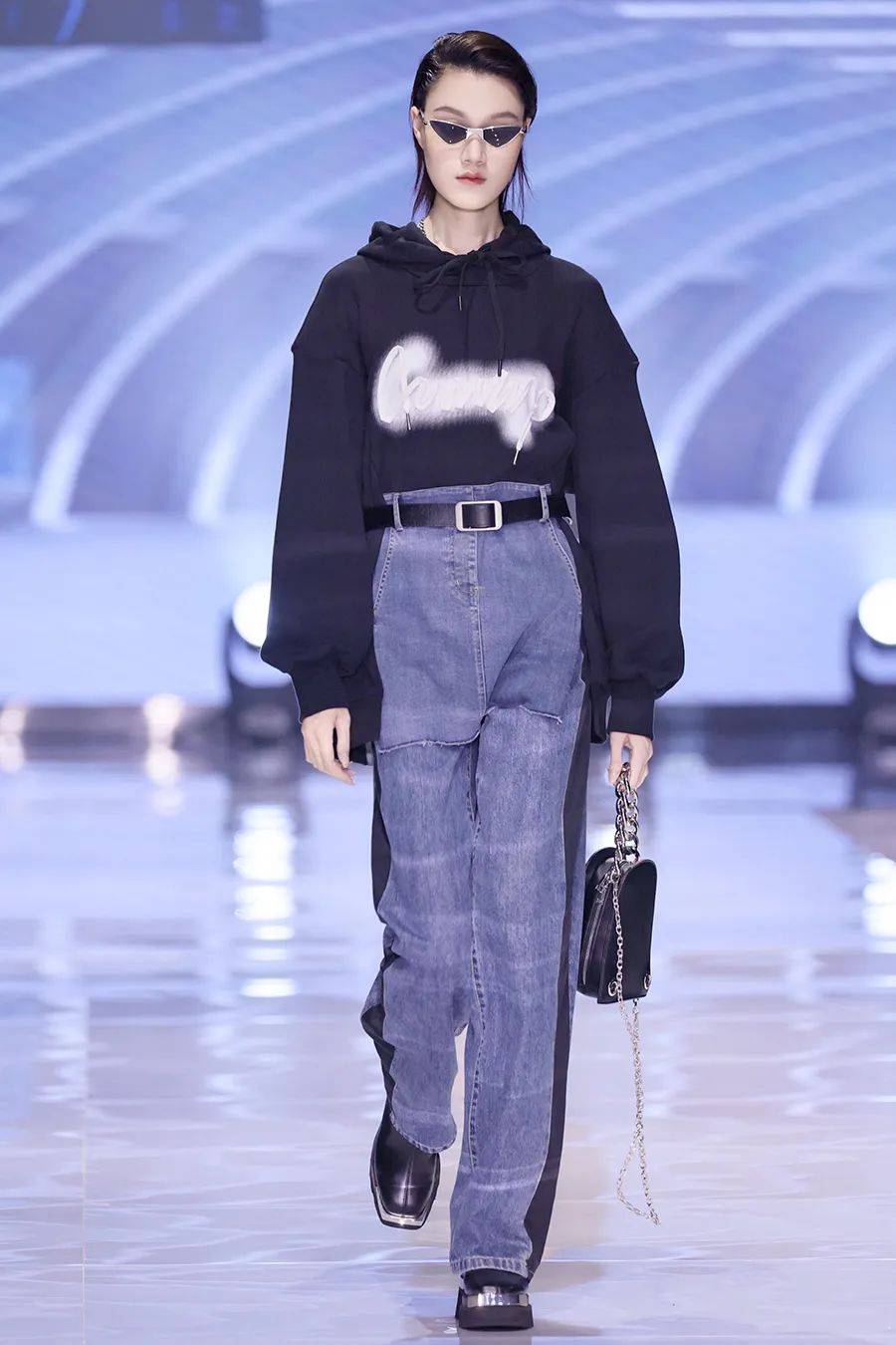 future geek」:yishion 2023 ss fashion show_扬中_广场_控股集团