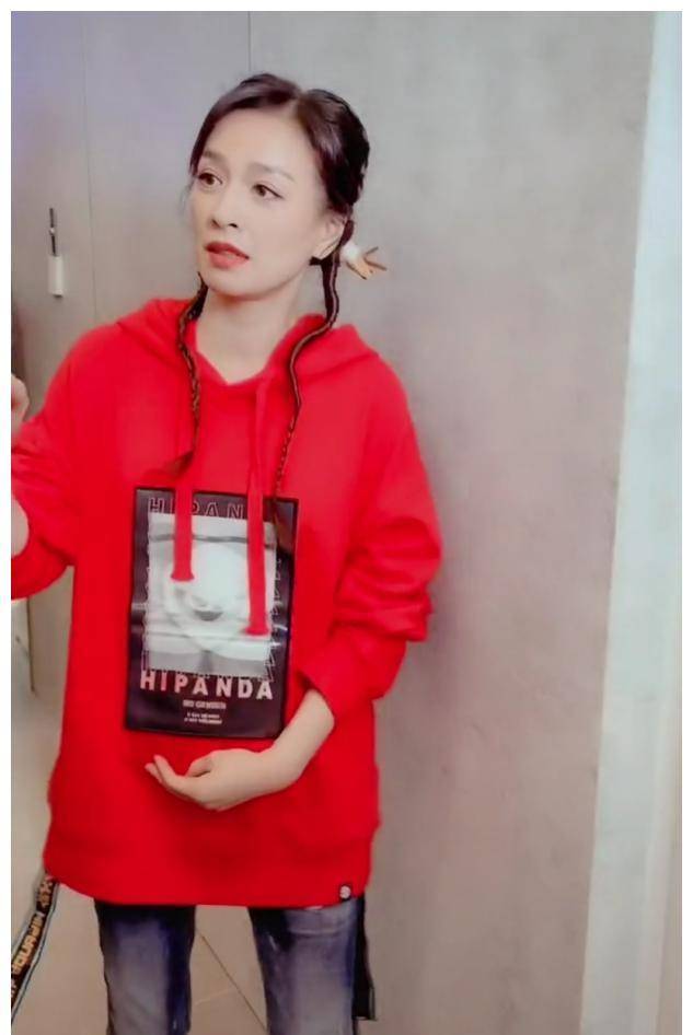 51岁张庭自曝想生三胎后传喜讯手捂小腹孕味浓,网友催多生几个_林瑞阳