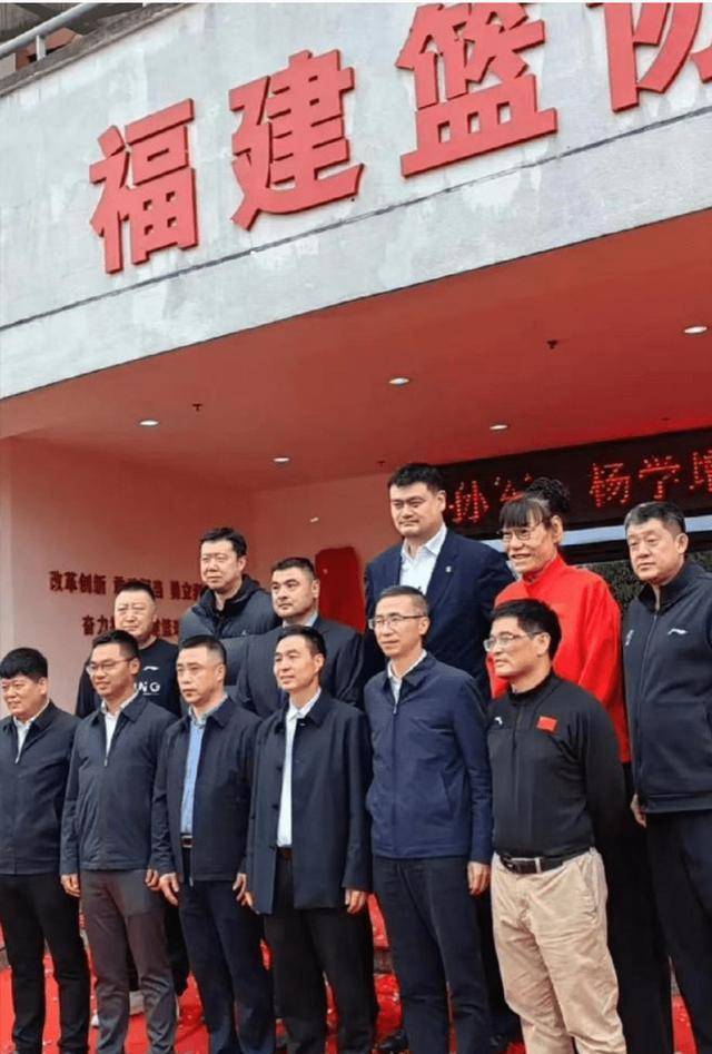 近日,福建省篮协举行揭牌仪式,云集了众多中国篮球名将,姚明,王治郅