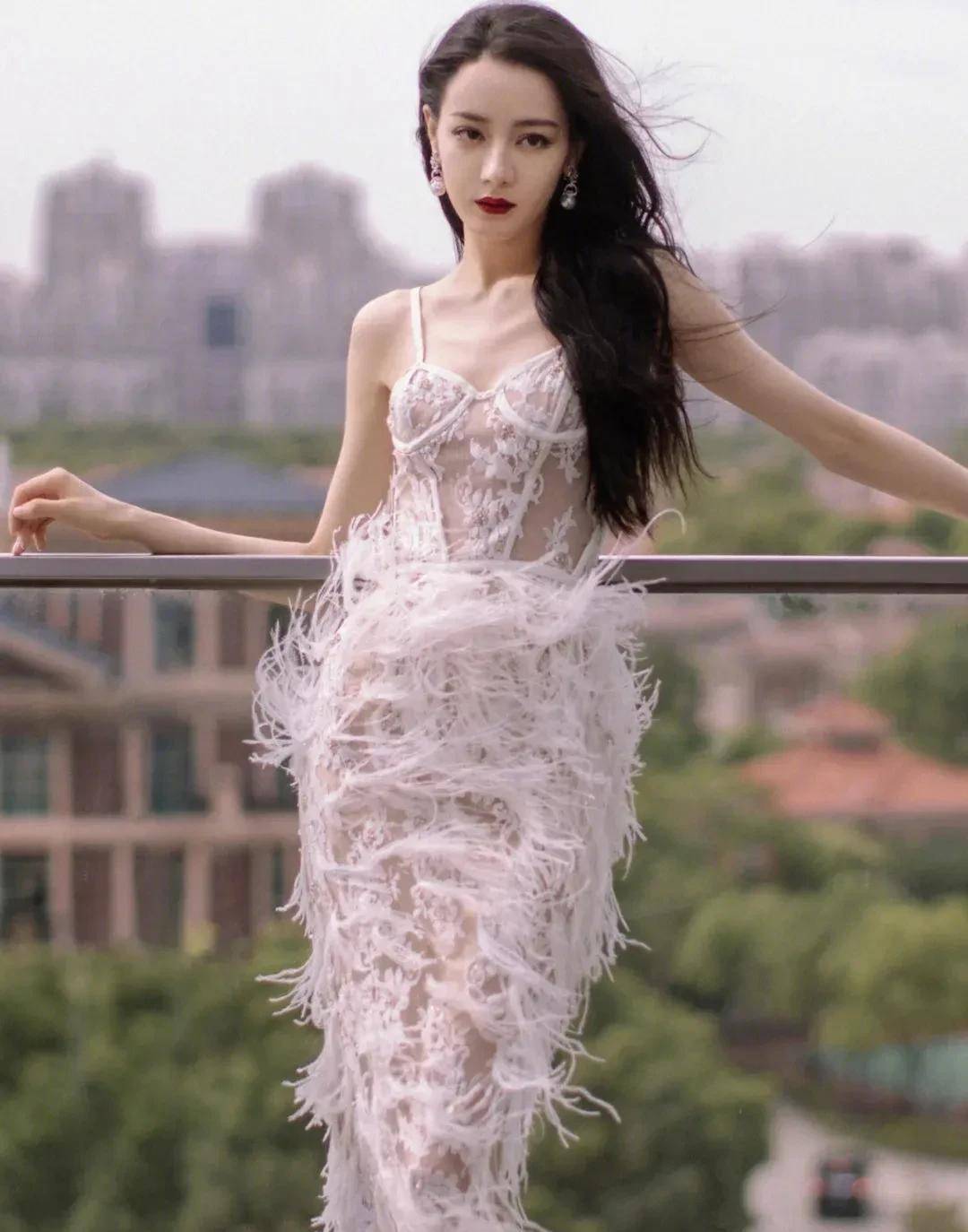迪丽热巴造型名场面,高开叉礼服,惊艳四座_蓝玫瑰_花仙子_长裙
