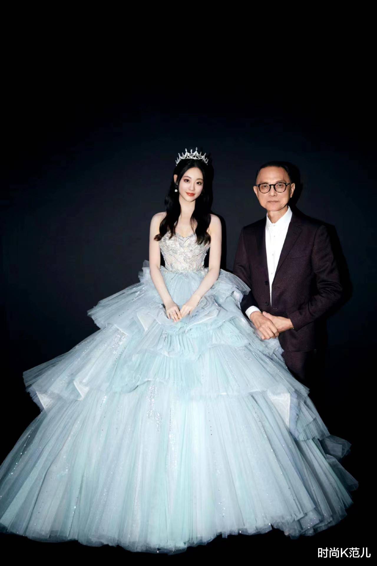 祝绪丹上海时装周走秀,穿梦幻蓝蛋糕裙戴皇冠,清新唯美又优雅!