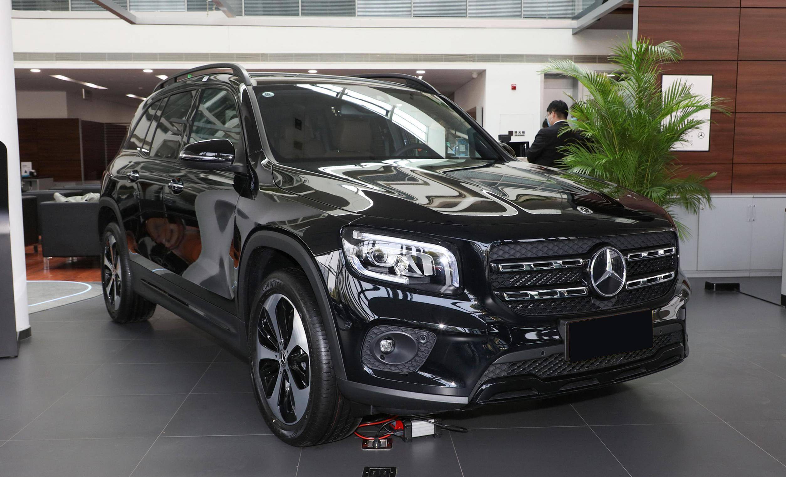 2.0t四驱,7座大奔驰,价格入门配置不低,很好开,带你看奔驰glb