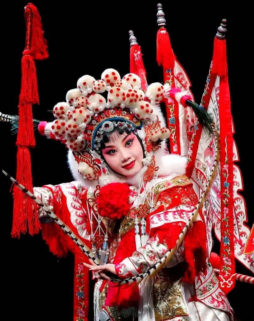 个串翻身,一系列高难度打斗……尽管这出青春版《穆桂英》的唱词动作