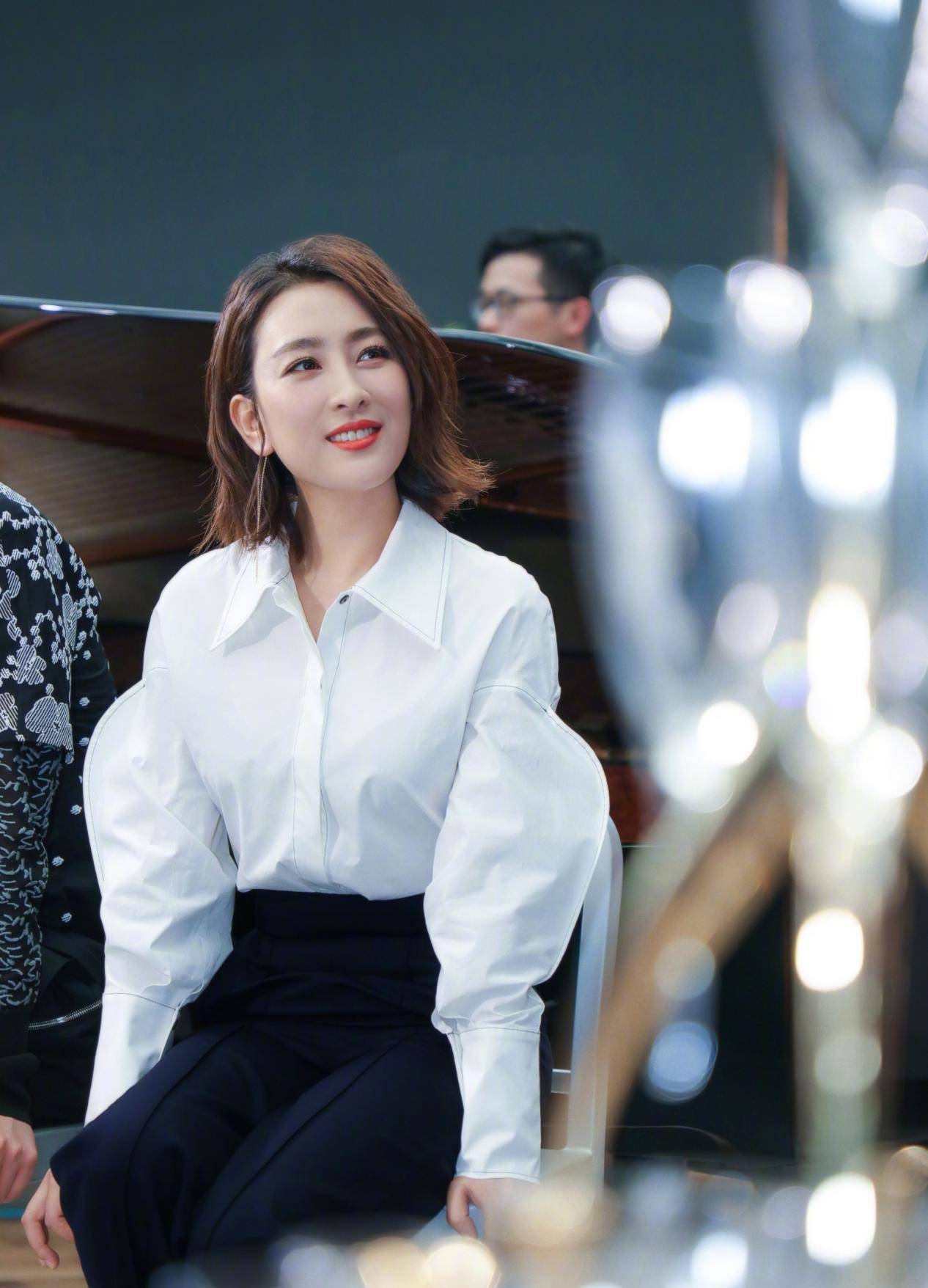 白色的深v连衣裙凹凸有致,s型身材吸睛又养眼_风格_衬衫_女性