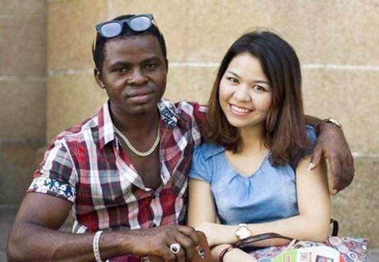 为何去非洲的中国人,短时间就会与黑人女性结婚,其实原因很简单_男子