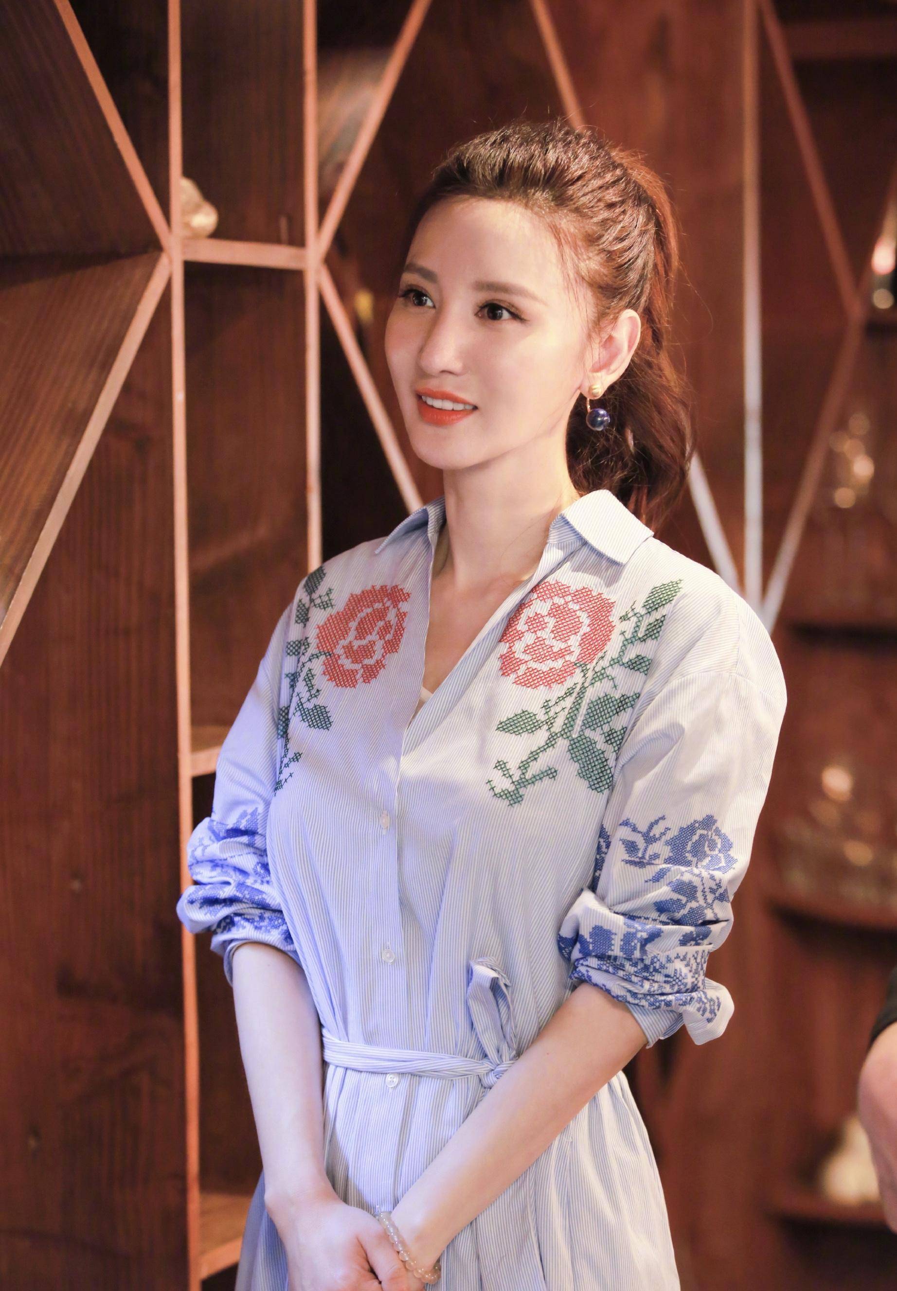 张萌终于放大招,穿露脐装秀小蛮腰,又酷又飒美得人心动不已_身材_风格