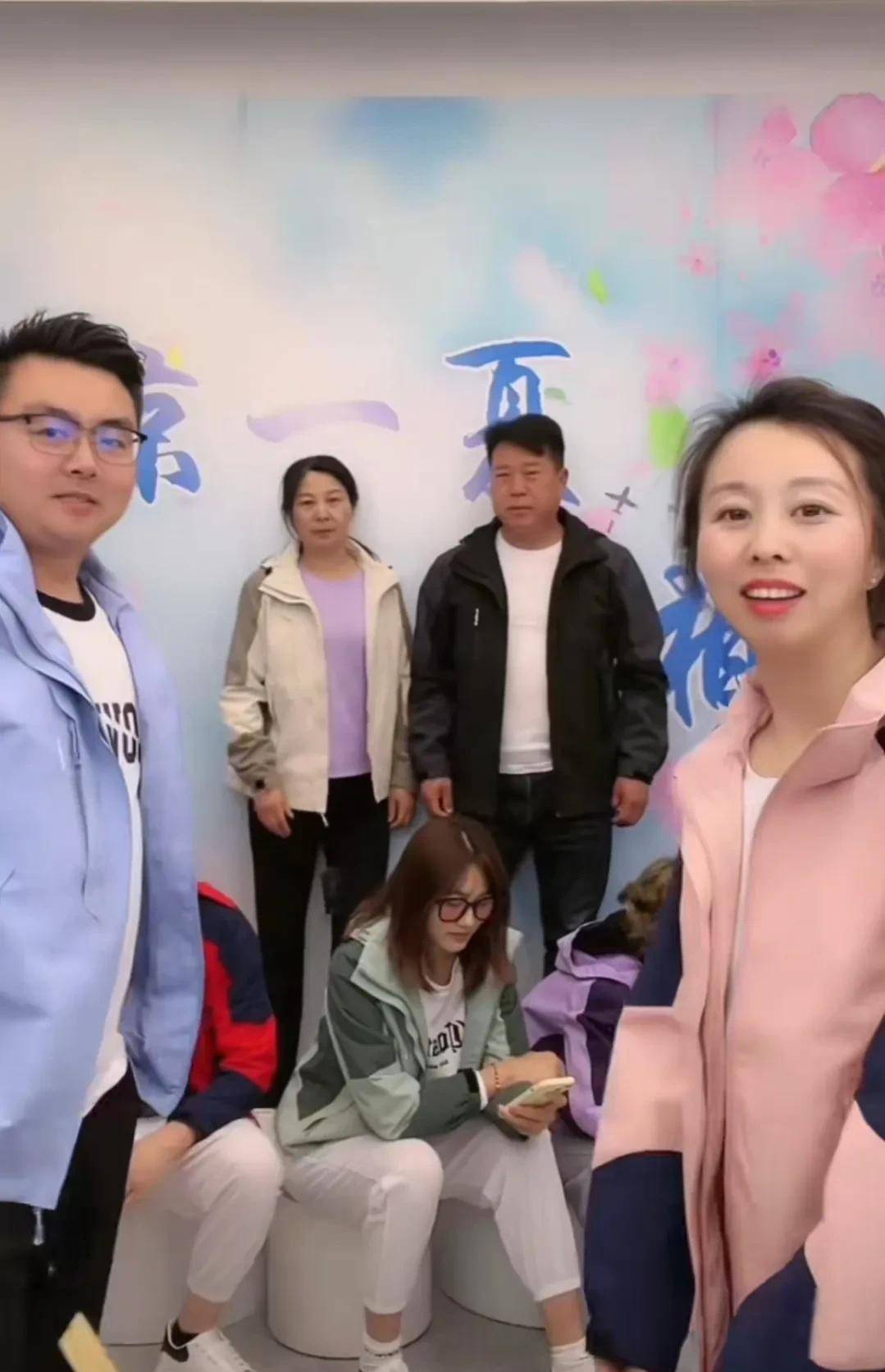 田静_郭威田_直播间