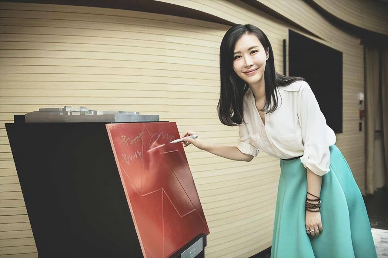 阔太的生活和想象的完全不同,田朴珺太低调了,代步车是奥迪q8_女明星