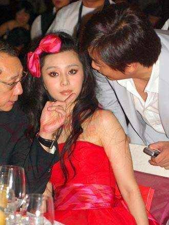 杨受成躺美女大腿吃蛋糕,牵手刘亦菲,扬言:没有男人不 .