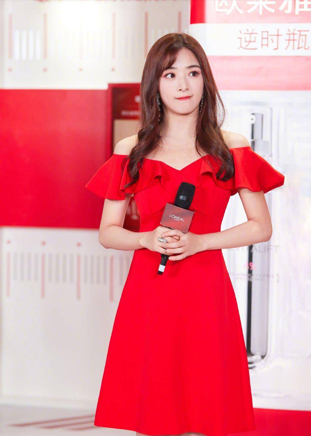 张含韵气质开挂,一袭红色花边领连衣裙甜美可爱,长卷发时尚减龄_女生