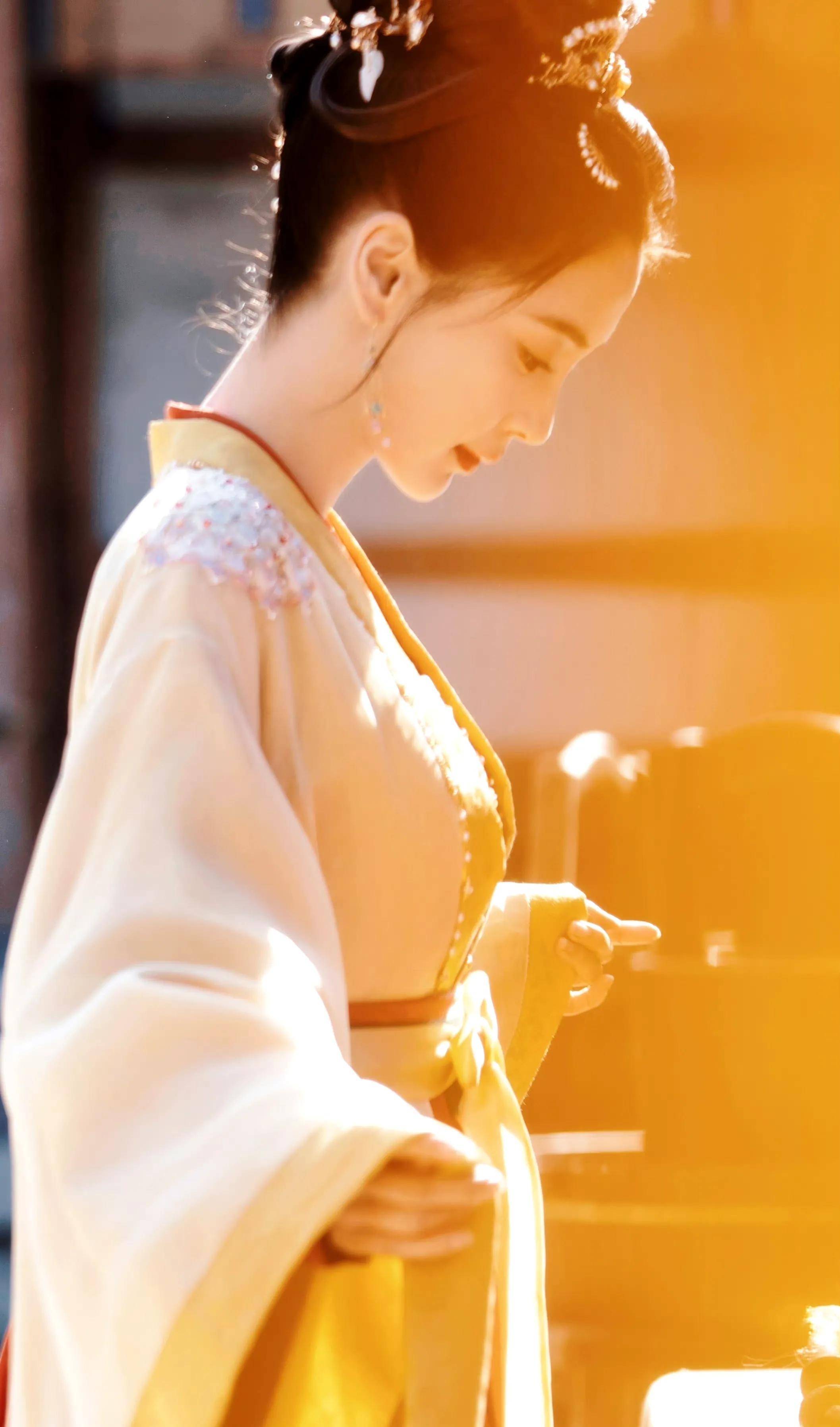 angelababy《相思令》装扮温柔贤淑,挽袖凝眸一笑倾城_造型_面部_气质