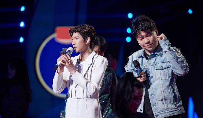 常石磊与王源完美演绎后互动,意外暴露了同性软件,这是要逆天吗_网友