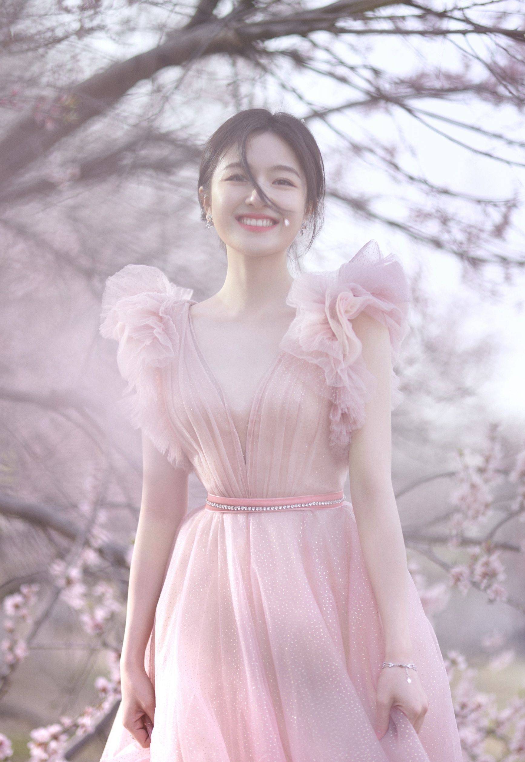 李兰迪粉红v领长裙性感写真_粉红色_演技_作品