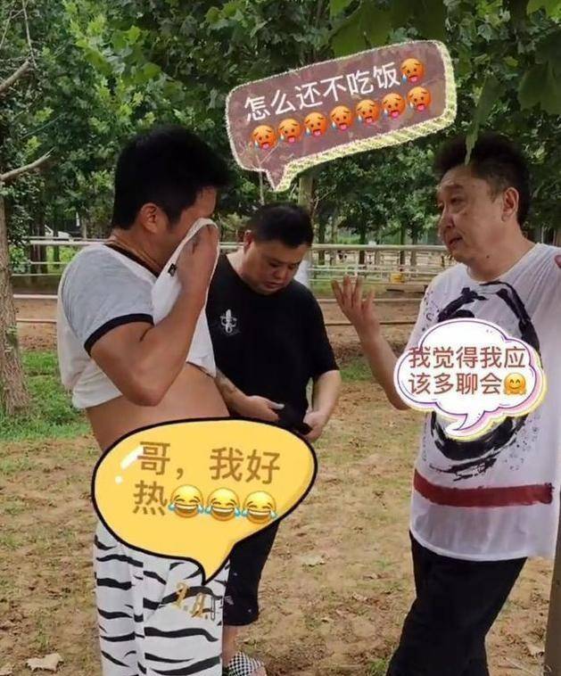 有的人不禁吐槽吴京不仅现在变黑,而且有中年体重的迹象,似乎颜值越来